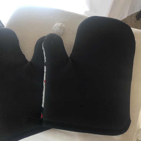 DISNEY MINNIE MOUSE oven mitts and pot holders. - Picture 3 of 6